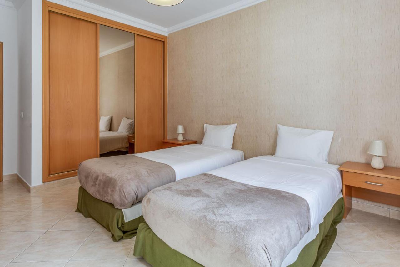 Spacious 2 Bdr Apartment W/ Patio By Lovelystay アルマカオ・デ・ペラ エクステリア 写真