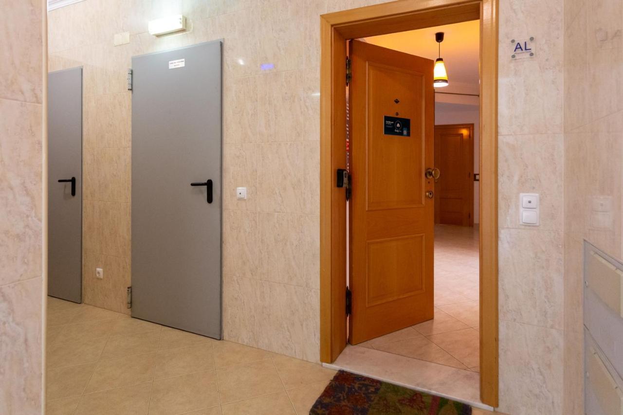 Spacious 2 Bdr Apartment W/ Patio By Lovelystay アルマカオ・デ・ペラ エクステリア 写真