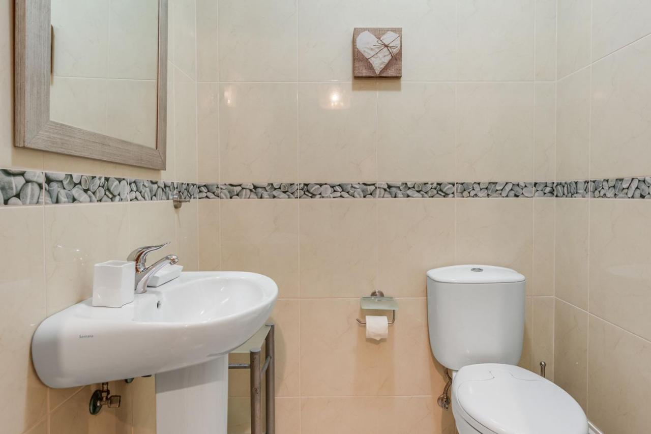 Spacious 2 Bdr Apartment W/ Patio By Lovelystay アルマカオ・デ・ペラ エクステリア 写真