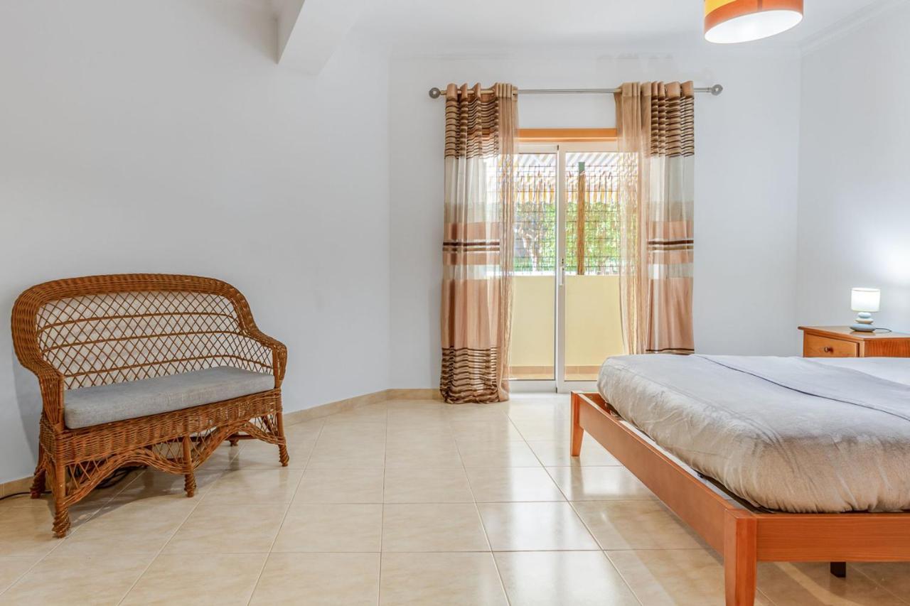 Spacious 2 Bdr Apartment W/ Patio By Lovelystay アルマカオ・デ・ペラ エクステリア 写真