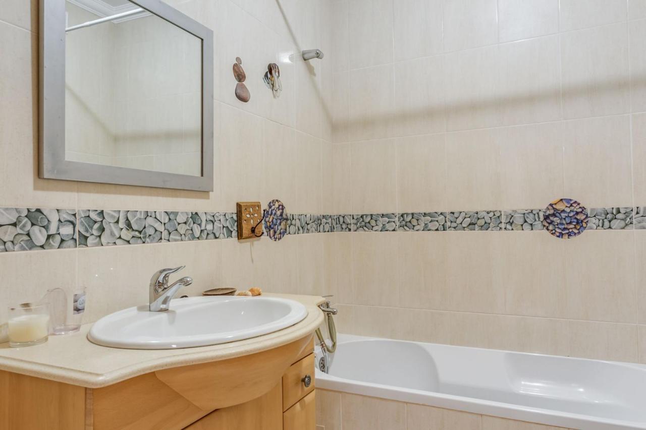 Spacious 2 Bdr Apartment W/ Patio By Lovelystay アルマカオ・デ・ペラ エクステリア 写真