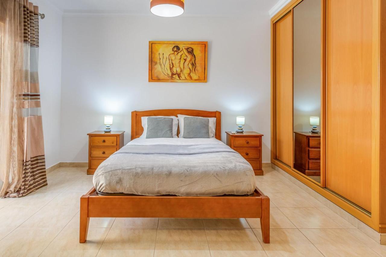 Spacious 2 Bdr Apartment W/ Patio By Lovelystay アルマカオ・デ・ペラ エクステリア 写真