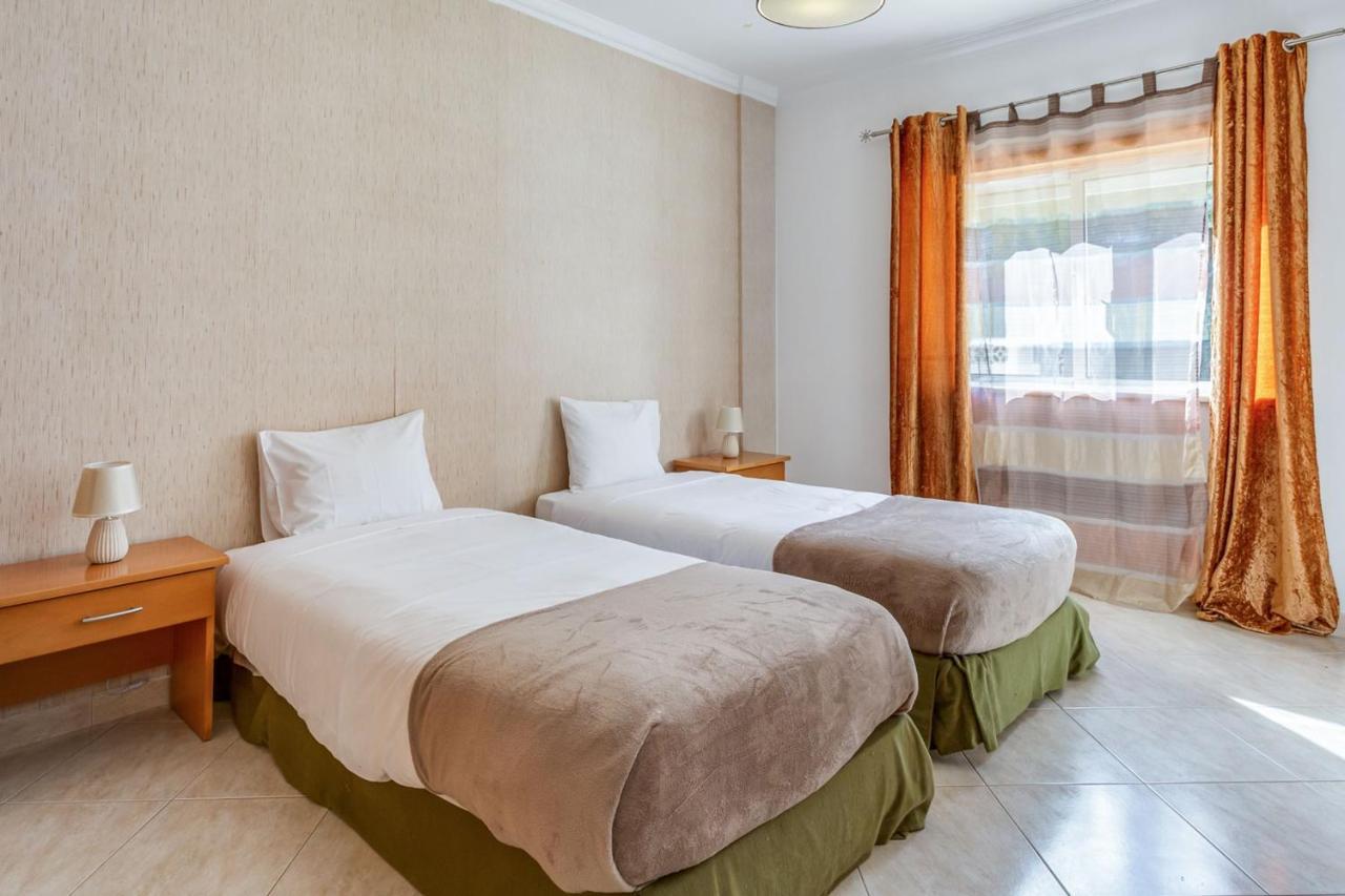 Spacious 2 Bdr Apartment W/ Patio By Lovelystay アルマカオ・デ・ペラ エクステリア 写真